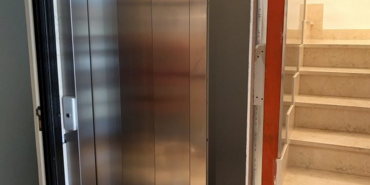 Instalación de ascensor en edificio existente en Alguazas (Murcia)