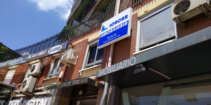 Sustitución de dos rótulos en fachada, en plaza Emilio Díez de Revenga (Murcia)