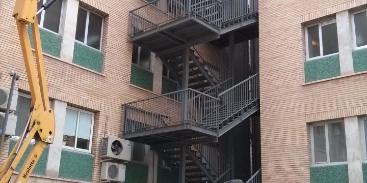 Construcción de escalera de emergencia en el Centro de Especialidades del Barrio del Carmen (Murcia)
