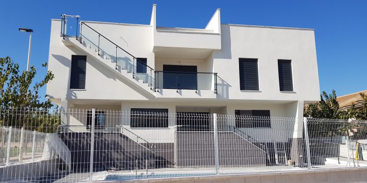 Edificio de 13 viviendas, aparcamientos, trasteros y piscina en Los Alcázares (Murcia)
