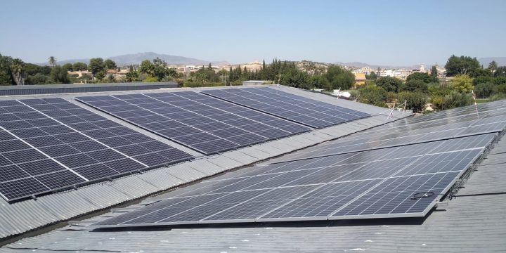 Tres instalaciones fotovoltaicas para autoconsumo de 85,68 kWp, 96,60 kWp y 143,64 kWp.