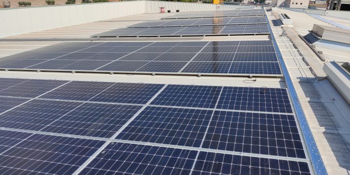 Cambio de cubierta e instalación fotovoltaica de autoconsumo de 445,5 kWp en Lorca (Murcia)